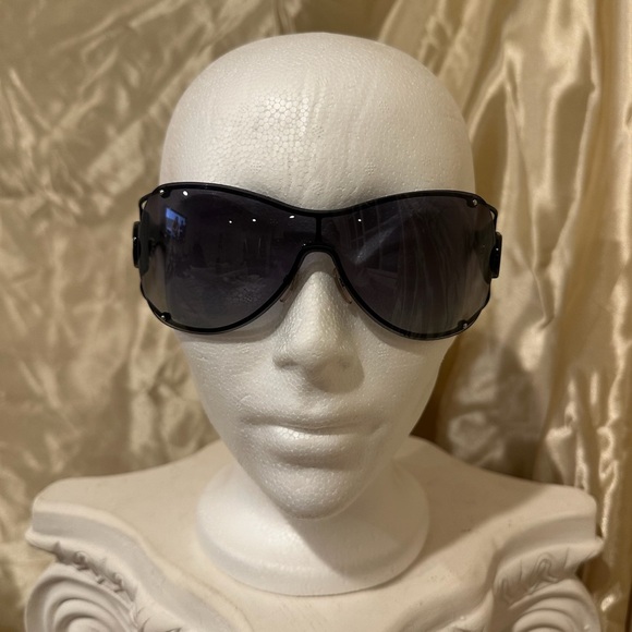 Gucci Shield Sunglasses in Black Hue main image 4